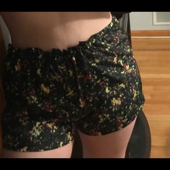 patterned shorts - Picture 2 of 2